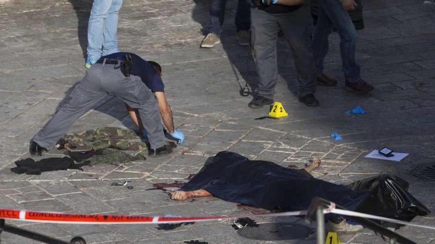 Cadáver del palestino abatido ayer en Jerusalén tras intentar acuchillar a un policía. // E$fe