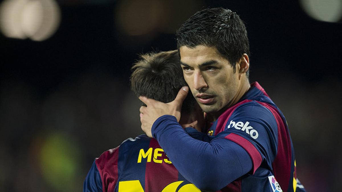 Messi felicita a Suárez tras el segundo gol del delantero uruguayo ante el Almería