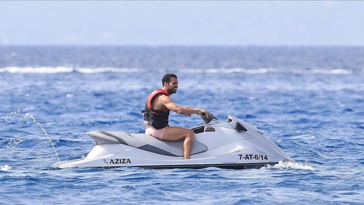 Cesc Fabrègas se divierte con una moto acuática en Eivissa