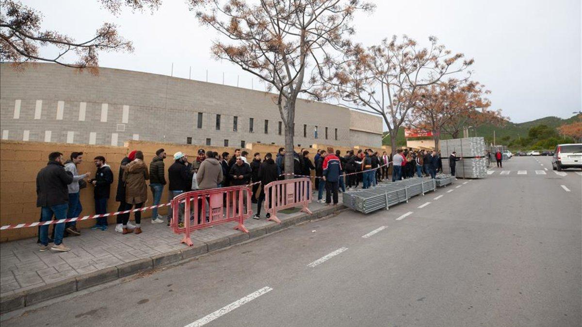 Largas colas para una entrada para ver al Barça