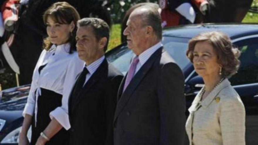 Los Reyes dan la bienvenida a Sarkozy y Bruni en su primera visita de Estado