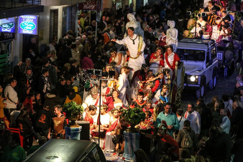 El desfile y el castillo de fuegos ponen fin a las fiestas patronales.