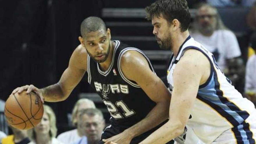 Gasol defiende a Tim Duncan.