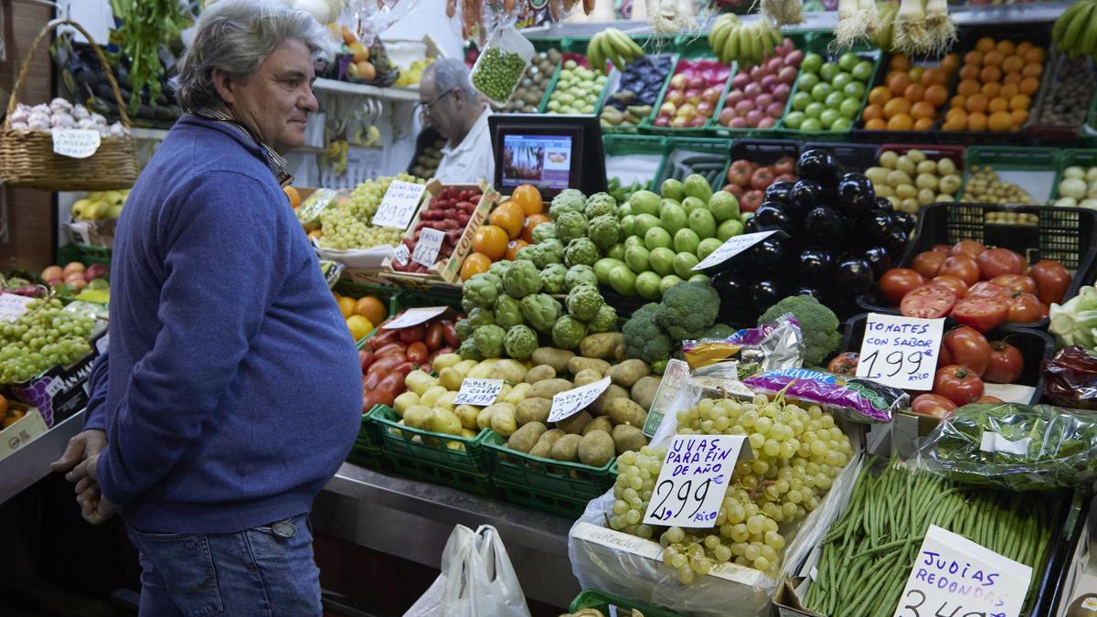 Puesto de fruta en un mercado.