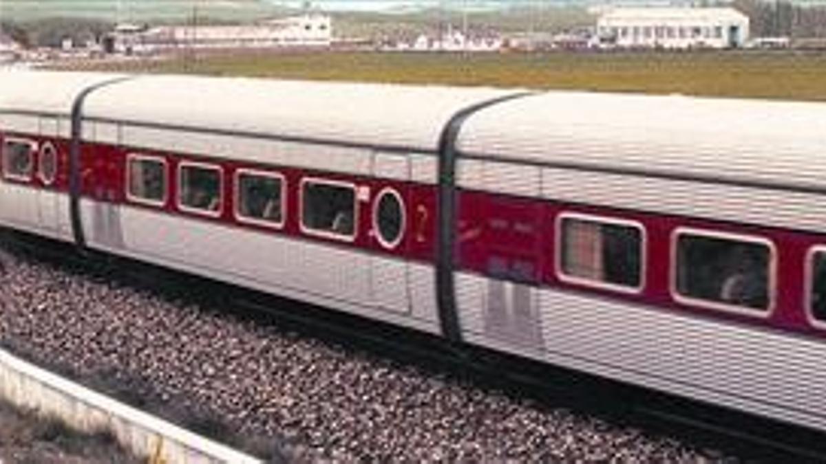 Colores distintivos. Un Talgo III RD Camas, uno de los primeros trenes con rodadura desplazable que podían viajar por Francia y España.