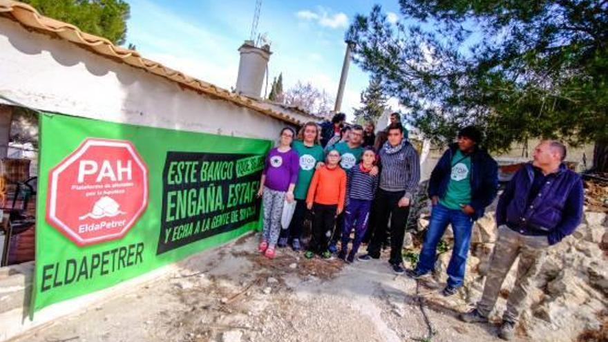 Paralizan el desalojo de una casa ocupada por una familia con cuatro menores