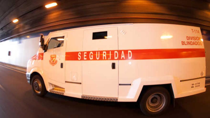 Un vehículo blindado de Seguridad Integral Canaria. | lp / dlp