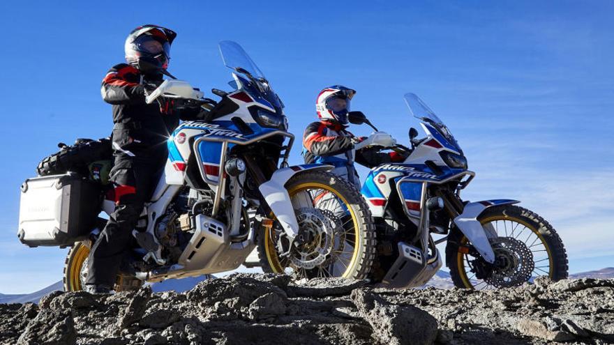 La Africa Twin Adventure Sports cuenta con un equipamiento específico que refuerza su carácter off-road.