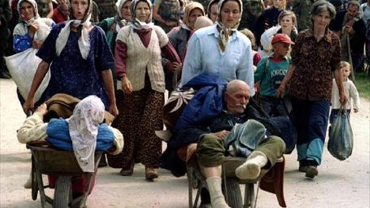 Refugiados musulmanes salen de Potocari, el 13 de julio de 1995.