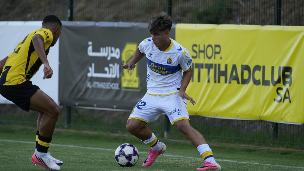 Rafa Cruz conduciendo el balón en el amistoso ante el Al-Ittihad.