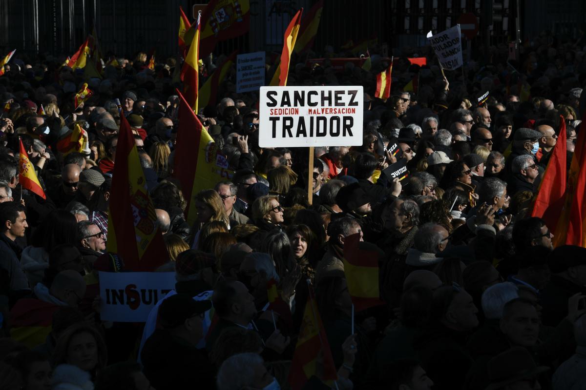 MADRID, 21/01/2023.- Miles de personas llenan esta sábado la plaza de Cibeles de Madrid con banderas de España, convocadas por diversas asociaciones para protestar contra el Gobierno de Pedro Sánchez y en defensa de la Constitución. EFE/Víctor Lerena