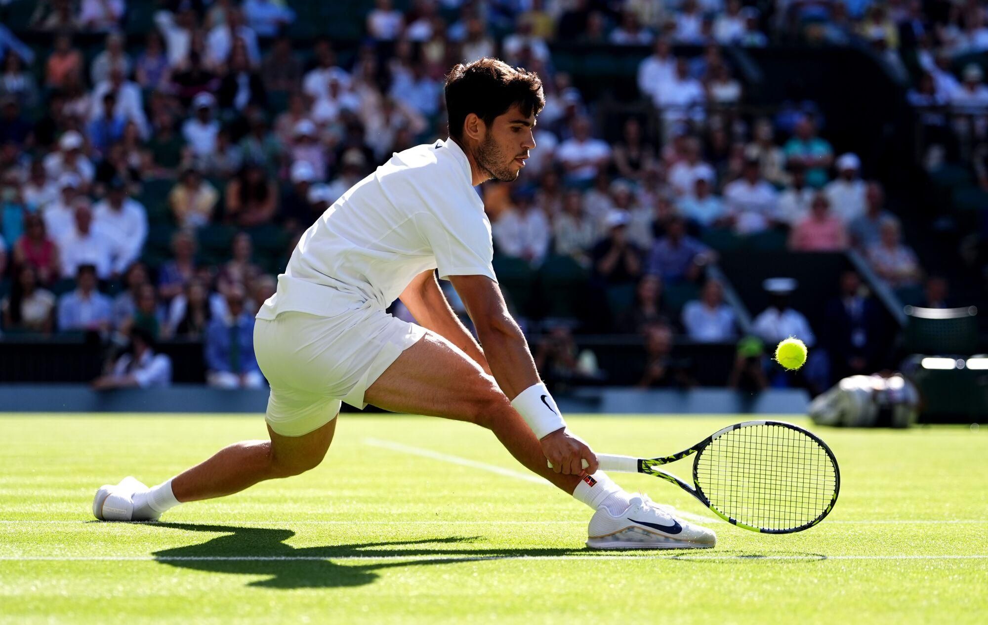 08 July 2025, United Kingdom, London: Spanish tennis player Carlos Alcaraz in action against British Cameron Norrie during their men's singles quarter-final match on day nine of the 2025 Wimbledon Championships at the All England Lawn Tennis and Croquet Club. Photo: Mike Egerton/PA Wire/dpa 08/07/2025 ONLY FOR USE IN SPAIN. Mike Egerton/PA Wire/dpa;tennis;sports;Tennis Wimbledon 2025 - Day Nine;