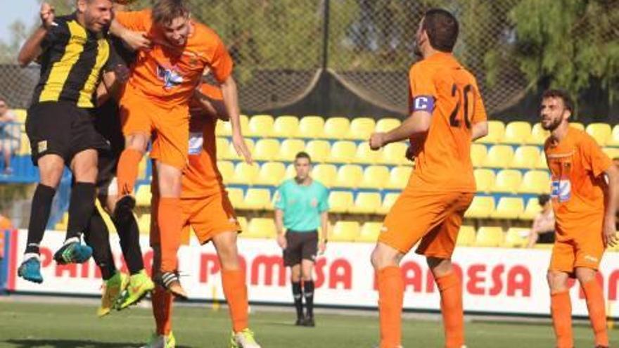 El Atzeneta en un partido de esta promoción de ascenso a Tercera División.