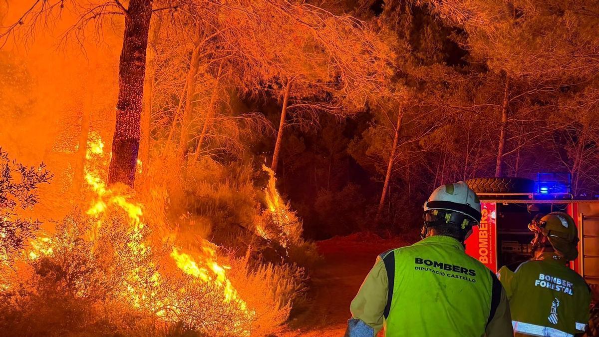 El incendio de la Vall d’Uixó (Castellón) afronta un día «complicado» después de una noche de rebrotes en tres puntos