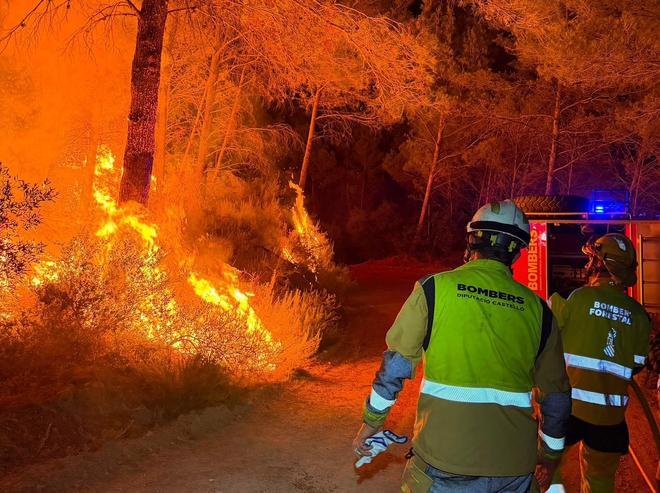 El incendio de la Vall d'Uixó (Castellón) afronta un día "complicado" después de una noche de rebrotes en tres puntos