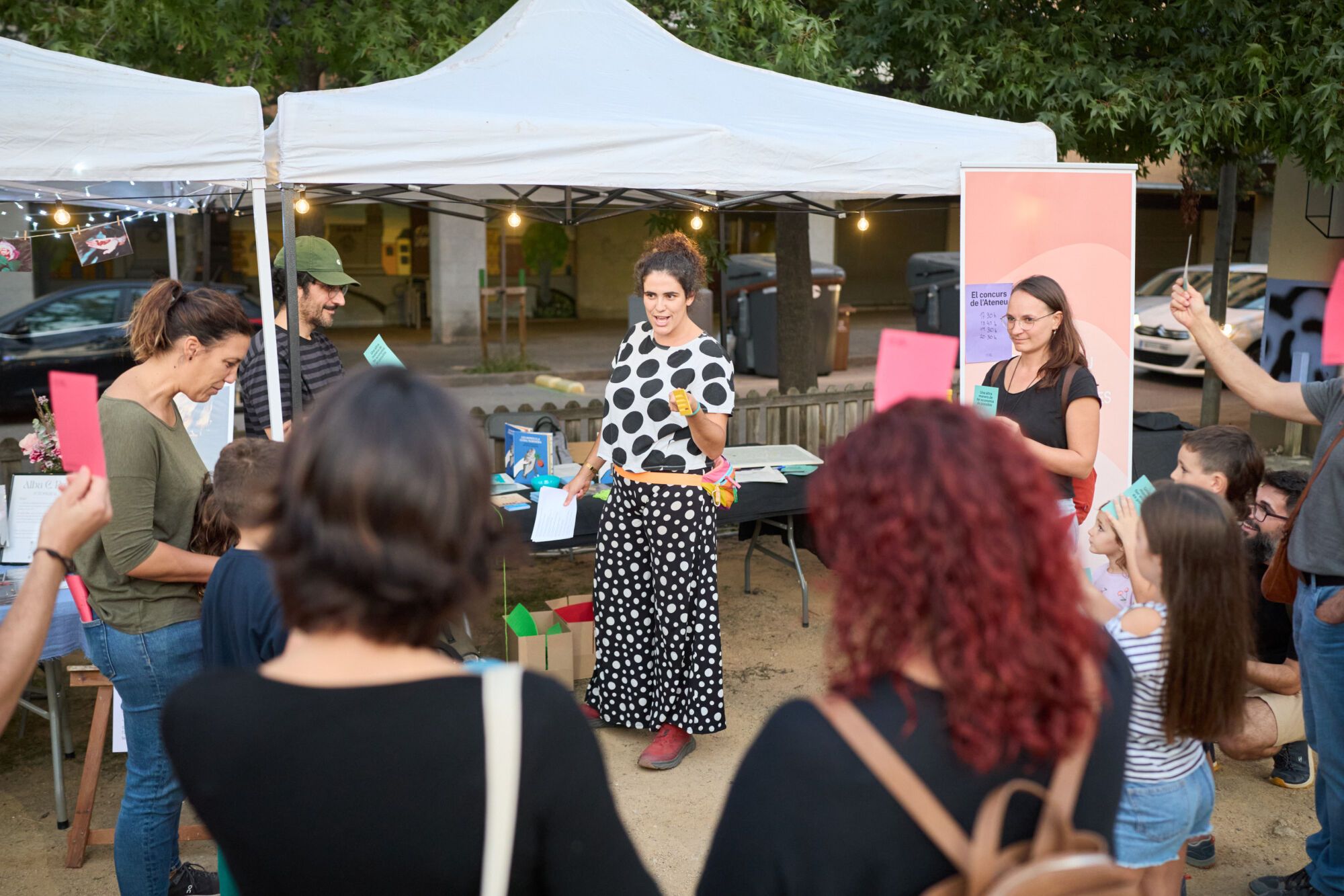 Fira La Mosquitera amb mostres d'artistes emergents, actuacions musicals i espectacles de màgia i foc.