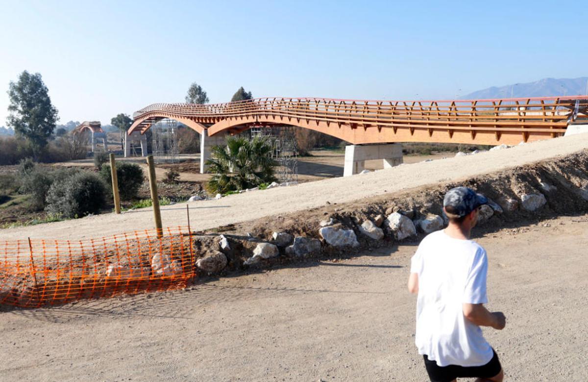 La instalación del último tramo del puente de madera sobre el río Guadalhorce comienza este martes 18 de febrero. La instalación del último tramo del puente de madera sobre el río Guadalhorce comienza este martes 18 de febrero.