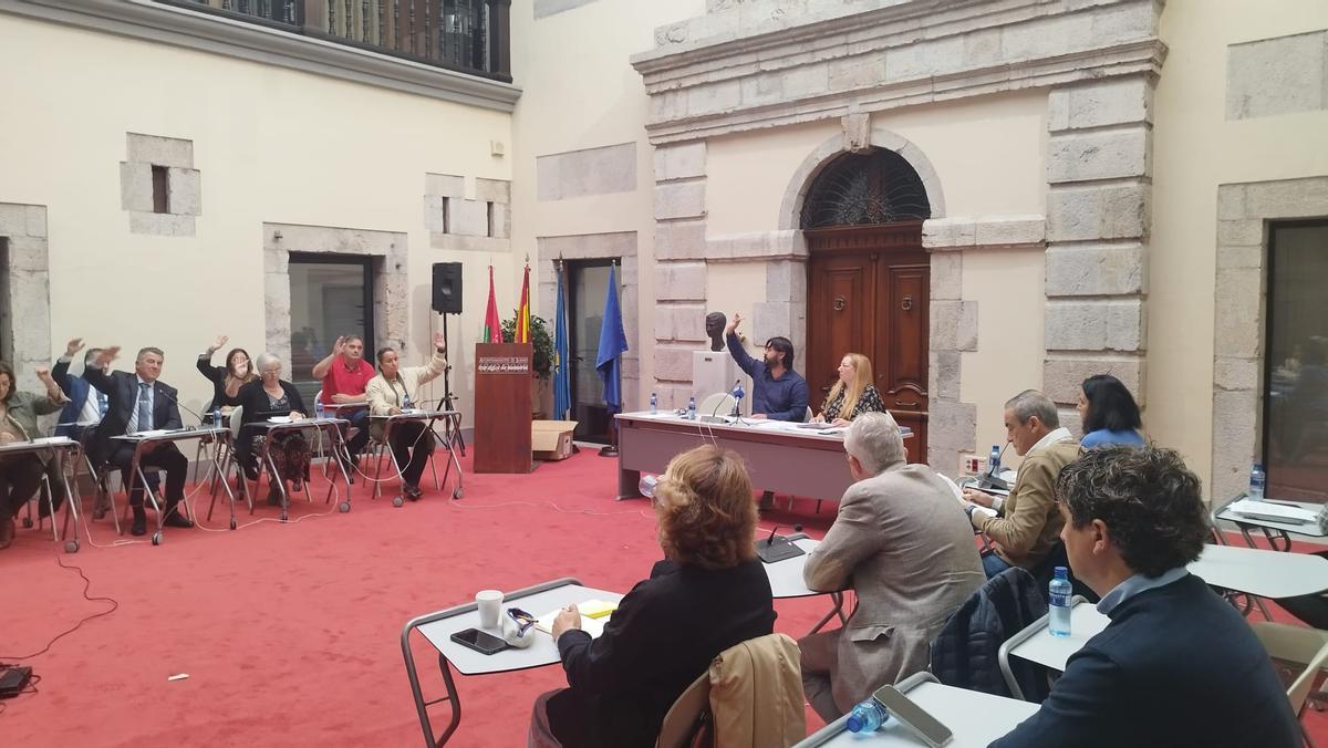 Pleno en el Ayuntamiento de Llanes