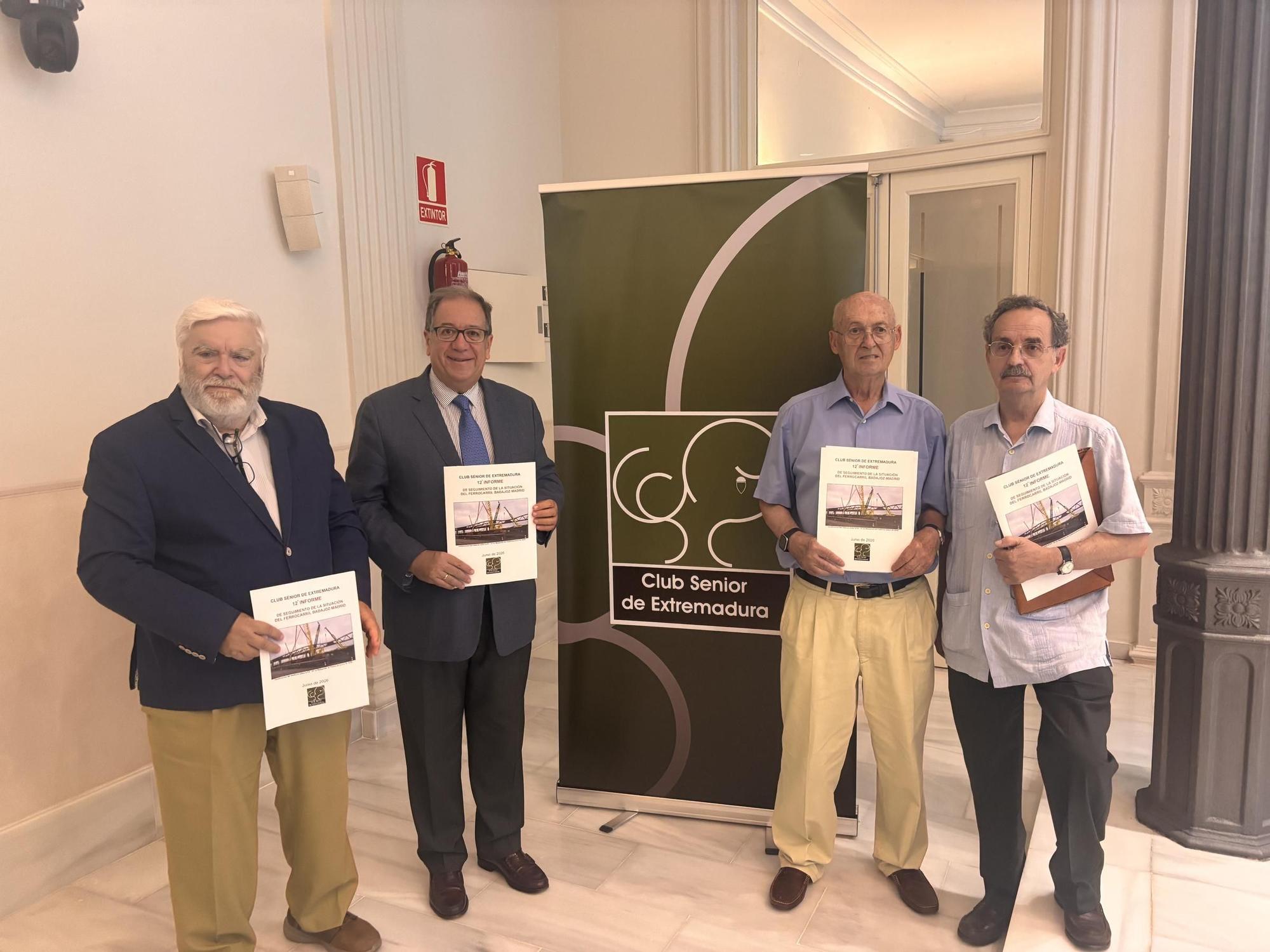 El catedrático de ingeniería, Fernando lópez, el presidente del Club Sénior, Cecilio Venegas y los ingenieros de ca,ino, canales y puertos, Antonio González y Norberto Díez en la presentación del 12º Informe de seguimiento de la situación del ferrocarril Badajoz-Madrid