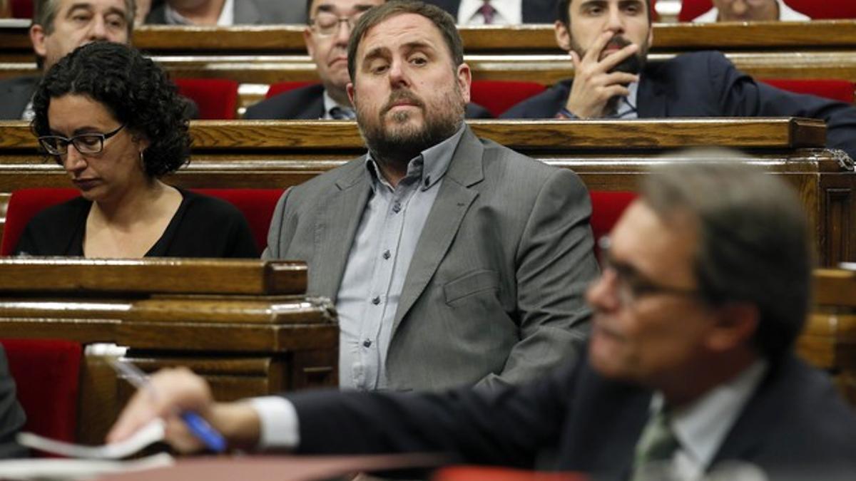 Oriol Junqueras y Artur Mas, en el Parlament.