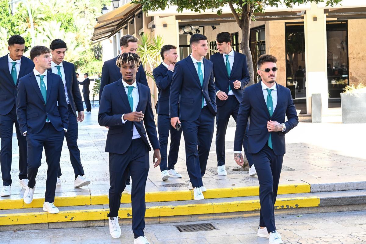 Rafa Mir, ante el confesionario durante la ofrenda a la Patrona