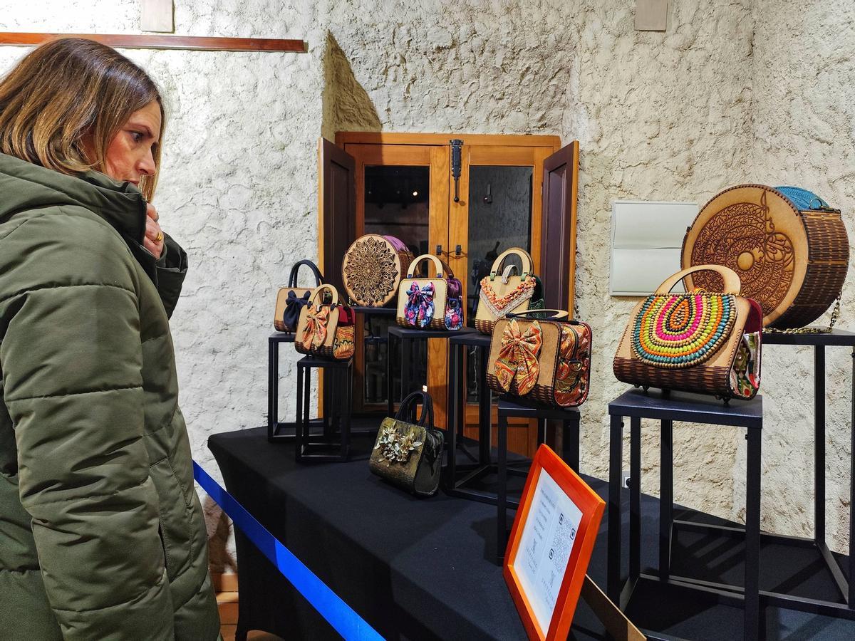 Una mujer observa algunos de los elementos expuestos.