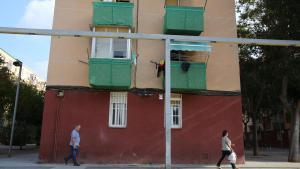 Viviendas del Besòs i el Maresme, con los balcones envueltos con redes para evitar desprendimientos.