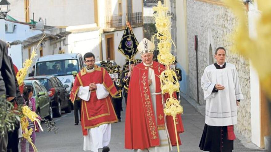 El obispo de Ibiza, Vicente Juan Segura, acompañado del diácono Daniel Martín y de su secretario José Martínez, en procesión tras la bendición de ramos.