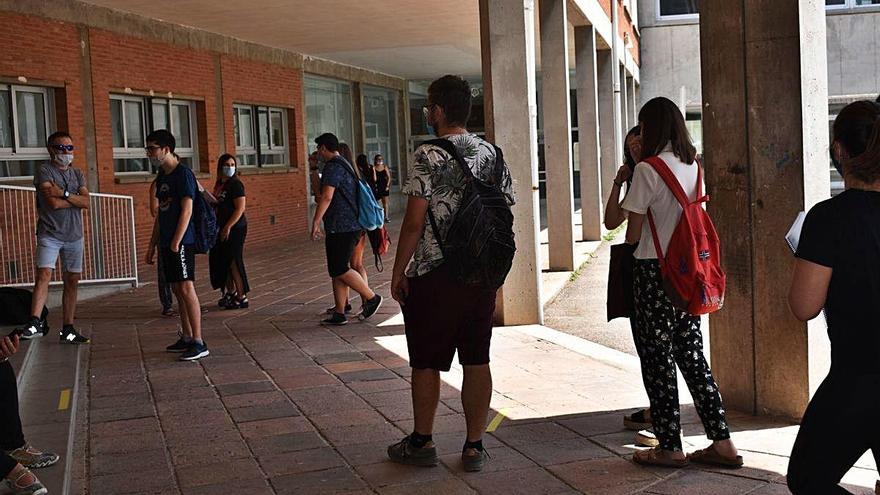 Alumnes preparats per entrar a fer el tercer examen d&#039;aquest dijous