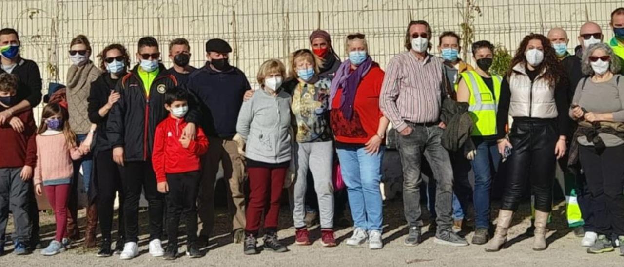 Varios ciudadanos se congregaron ante el anfiteatro para mejorar la imagen del espacio.