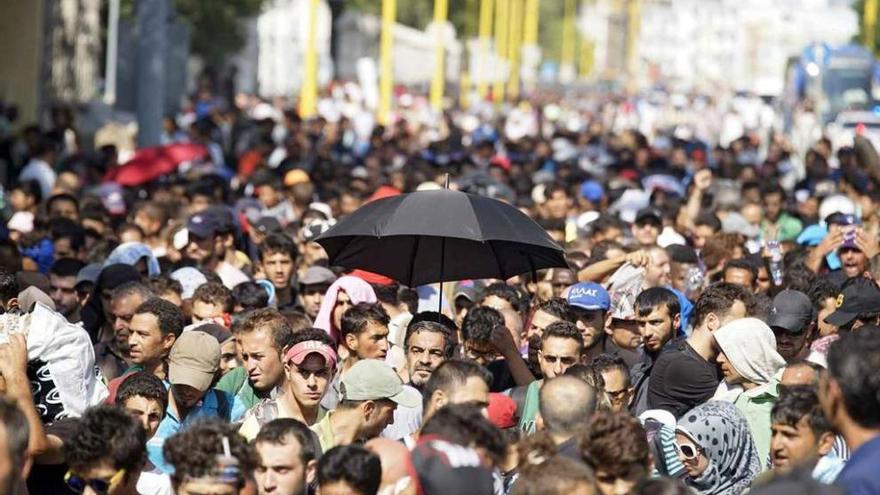 Cientos de refugiados abandonan a pie Budapest en dirección a Austria. I