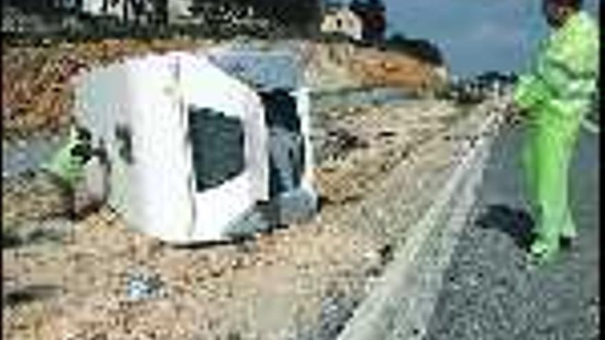 Imagen del

 remolque volcado junto al tramo de autovía que une Alcoy e Ibi