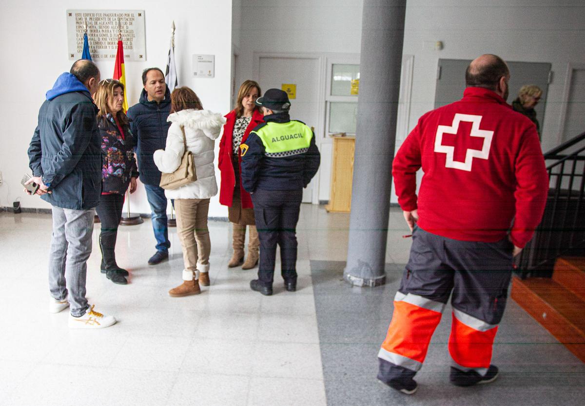 Decenas de vecinos desalojados por el incendio de Aigües
