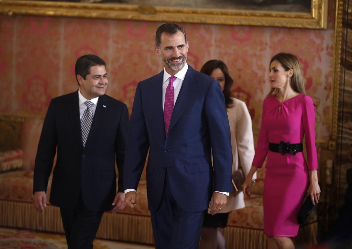 Felipe VI recibe al presidente de Honduras en La Moncloa.