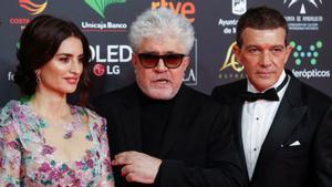 Penélope Cruz, Pedro Almodóvar y Antonio Banderas en la gala de los Goya. / Agencias