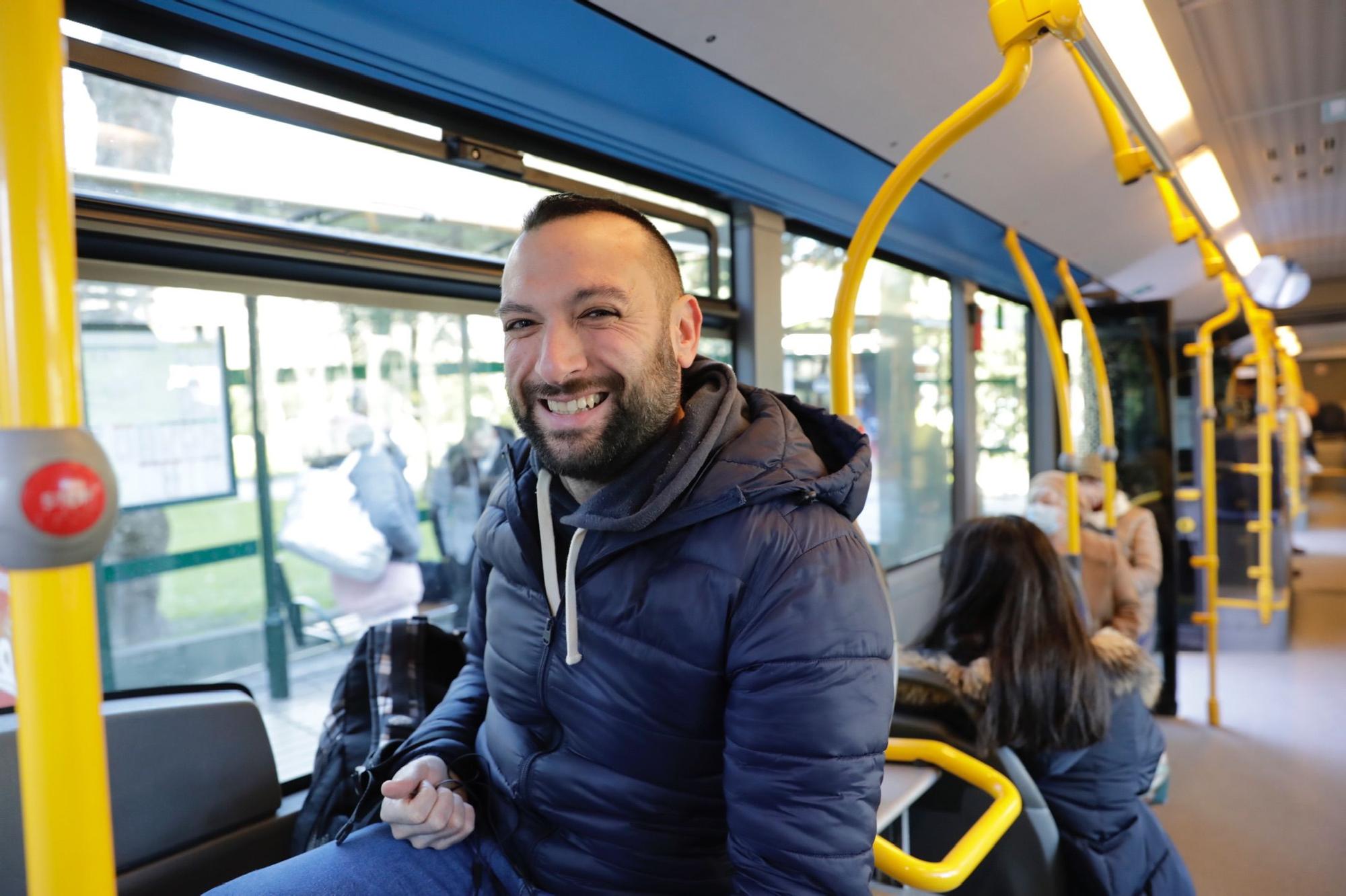 En imágenes: Primer día sin mascarilla en el transporte en Asturias