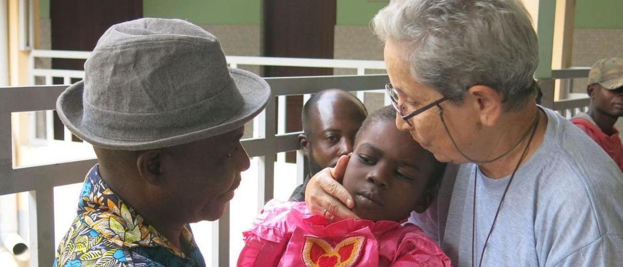 Sor Ángela, atendiendo a una niña en Kinshasa. | LNE