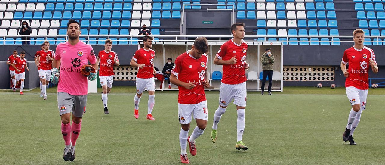 Los jugadores del CD Ibiza saltan al césped artificial del estadio municipal de Can Misses. | JUAN A. RIERA