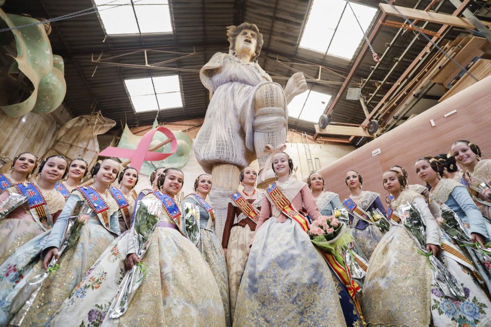 Las falleras mayores visitan el taller de la falla municipal