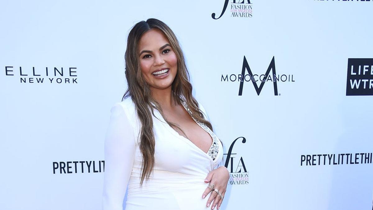 Chrissy Teigen enseña sus estrías con naturalidad tras haber dado a luz a su segundo hijo