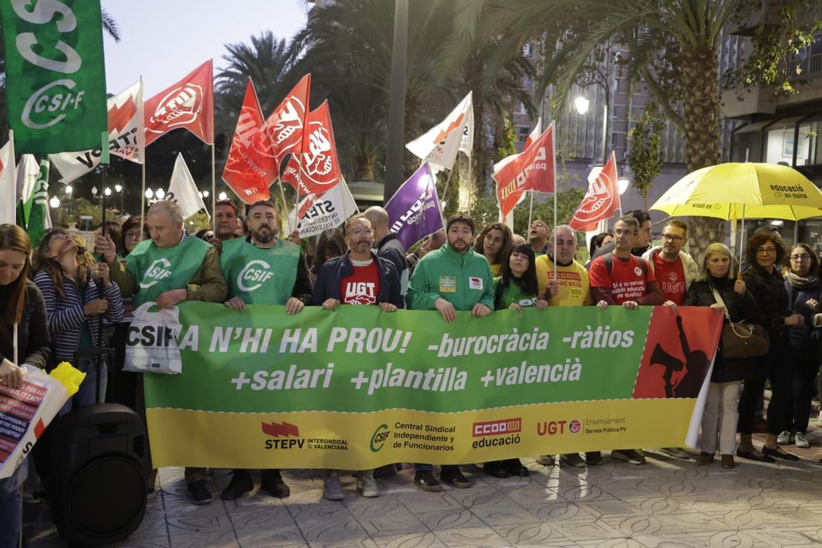 Los profesores de Alicante se plantan: urgen más personal y más sueldo