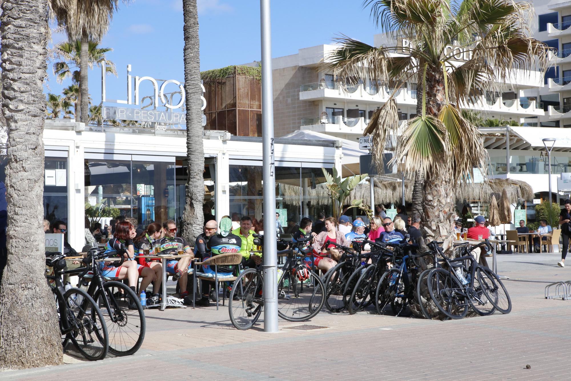 Volle Cafés, gezügelte Schinkenstraße: So sieht es an der Playa de Palma vor Ostern auf Mallorca aus