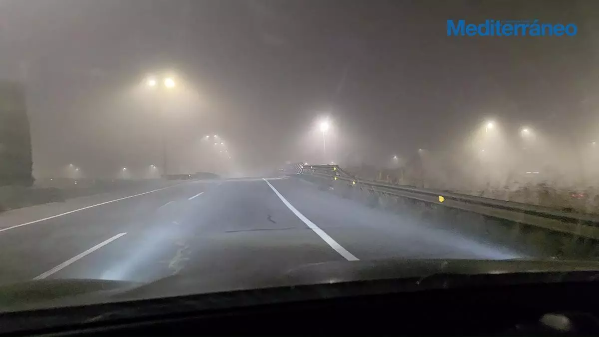 La espesa niebla es protagonista en el amanecer de Castelló y Benicàssim