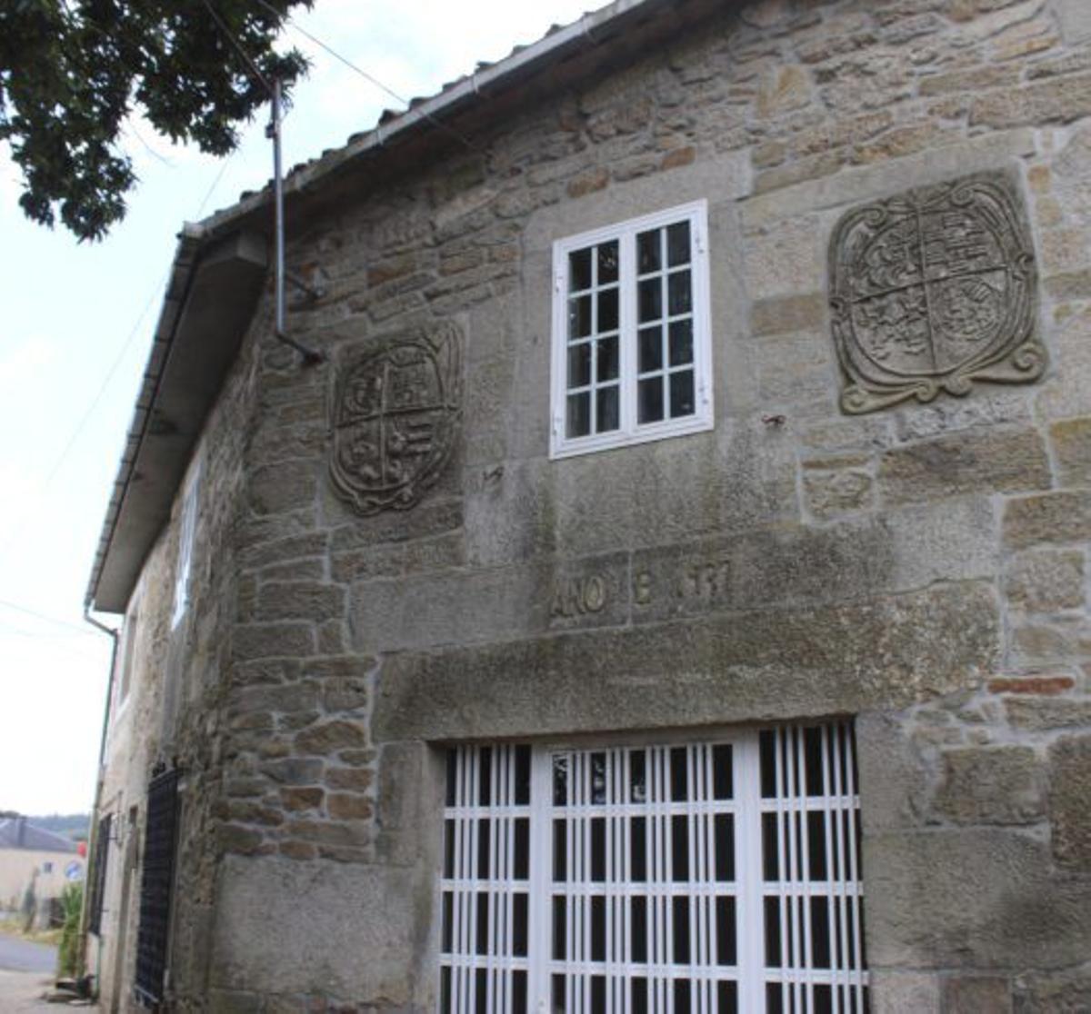 Escudos do pazo de Vila do Fondo.
