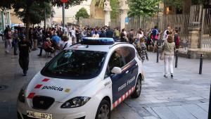 Uns pares tancats a l’escola Collaso i Gil del Raval, aplaudits des del carrer.
