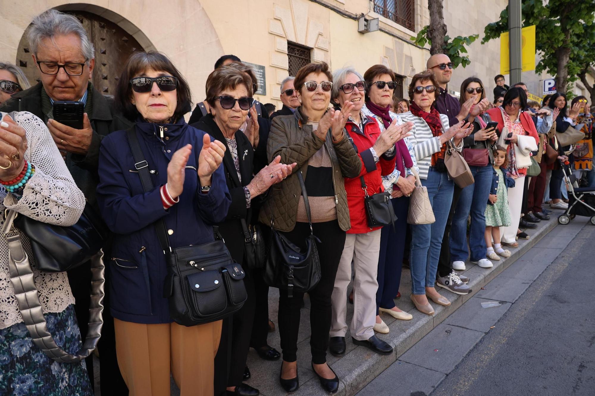 El Sant Jordiet entre claveles en la procesión de la Reliquia