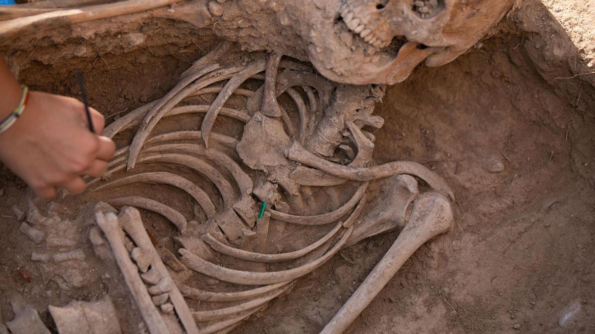 Uno de los cuerpos hallados en la fosa de la Guerra Civil localizada en la ermita del Remei, en Flix.