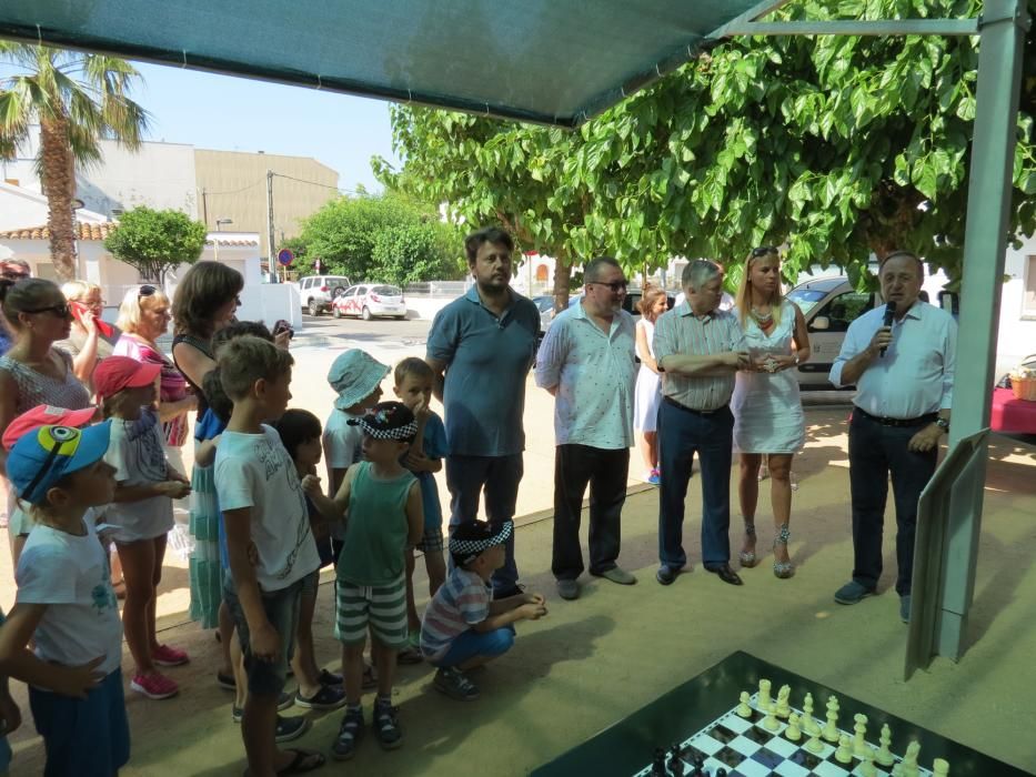 Anatoly Kàrpov inaugura un espai públic per a jugar escacs a Platja d''Aro