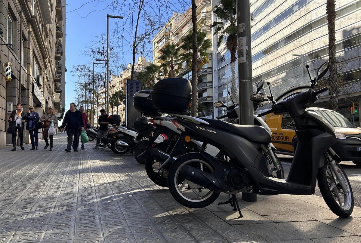 Motos estacionadas en batería, en Mitre. Deberían estar en paralelo a la calzada porque la acera no llega a seis metros de ancho