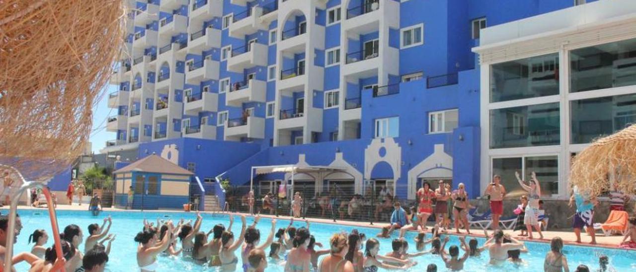 Turistas escandinavos en la piscina del complejo del Montepío en Roquetas.